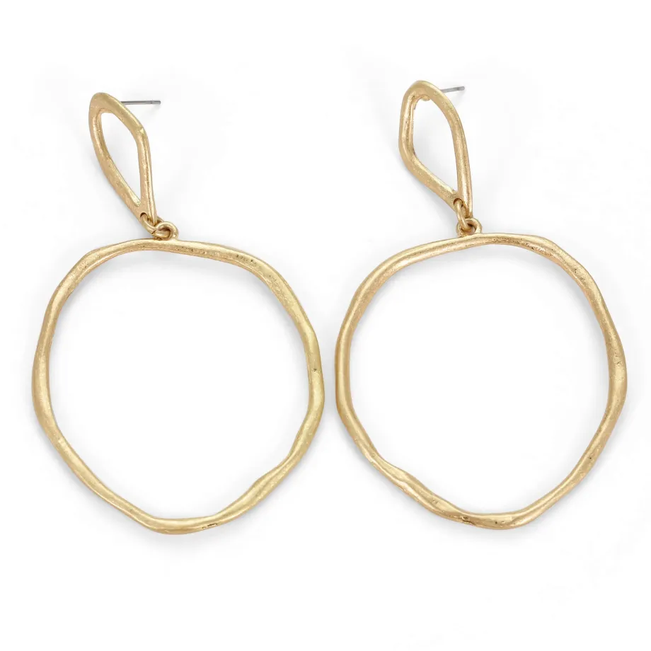 Gold-finish drop earrings with a Brazilian touch Gold-finish drop earrings with a Brazilian touch